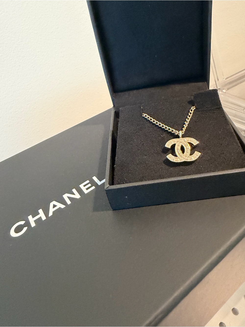 CHANEL Gold Interlocking CC Pendant Necklace